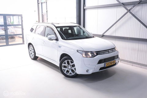 Mitsubishi Outlander 2.0 PHEV Instyle+ | Schuifdak | trekhaak | Leder | NL auto NAP | Rijklaarprijs | Nieuwe APK |