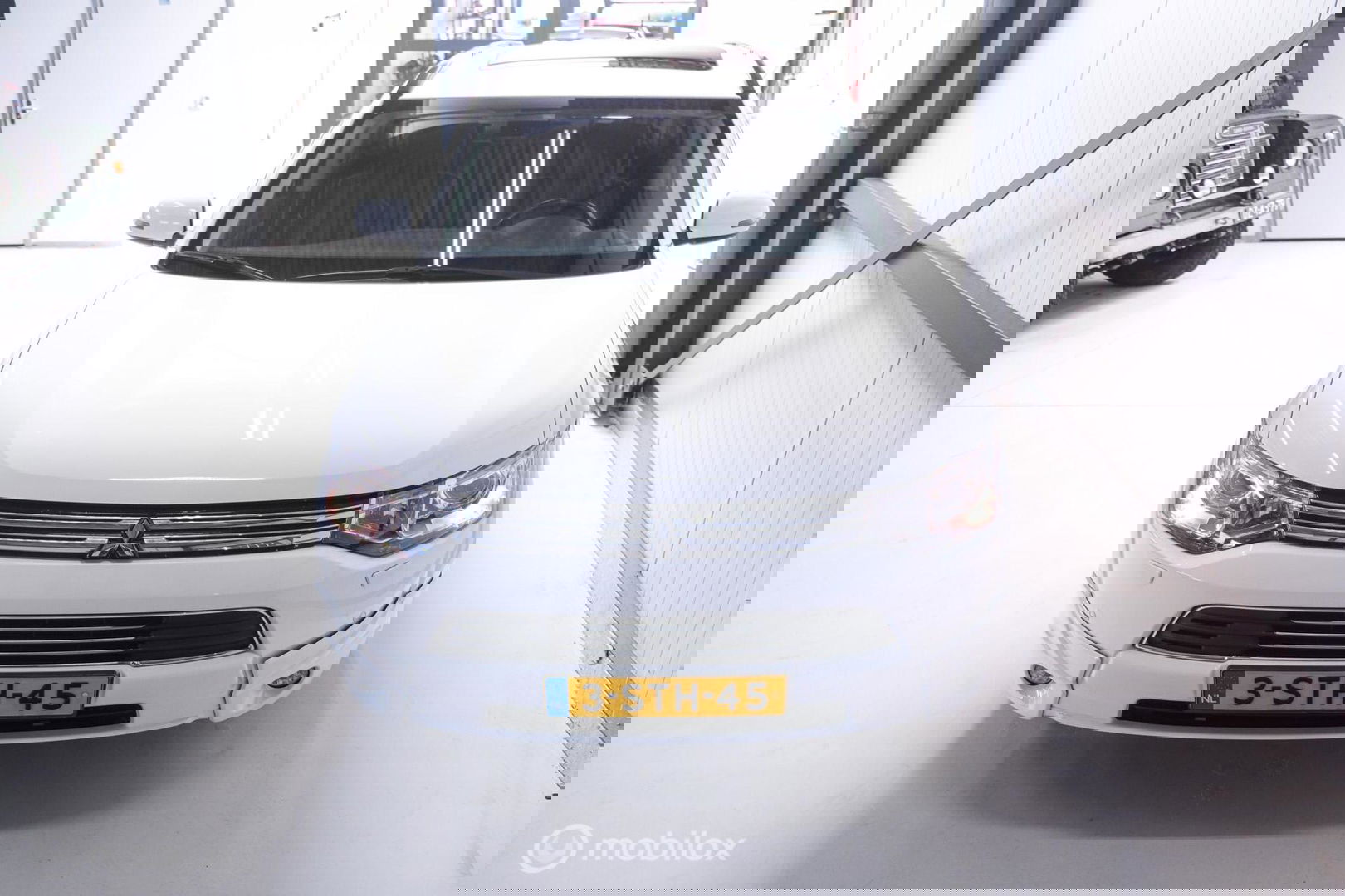 Mitsubishi Outlander 2.0 PHEV Instyle+ | Schuifdak | trekhaak | Leder | NL auto NAP | Rijklaarprijs | Nieuwe APK |