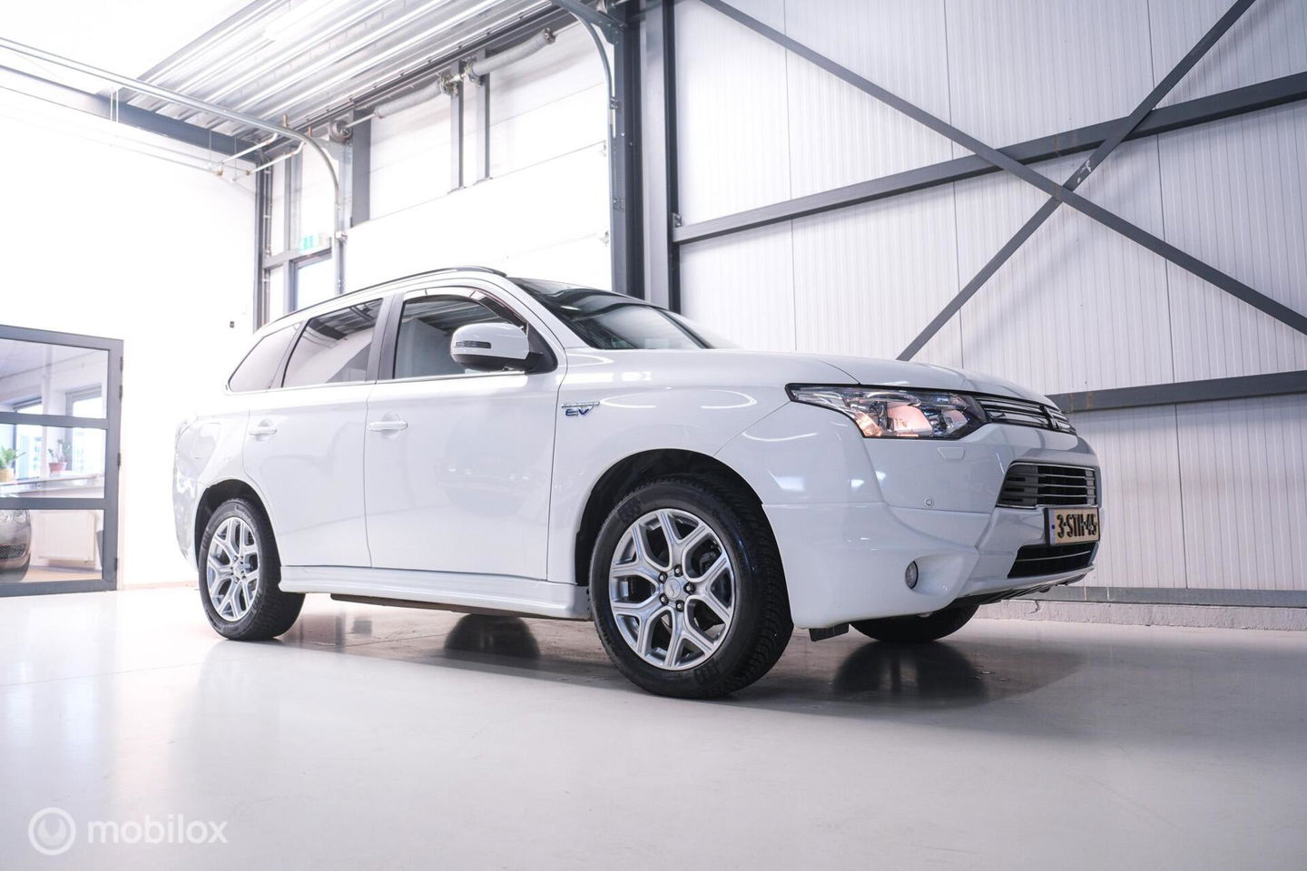 Mitsubishi Outlander 2.0 PHEV Instyle+ | Schuifdak | trekhaak | Leder | NL auto NAP | Rijklaarprijs | Nieuwe APK |