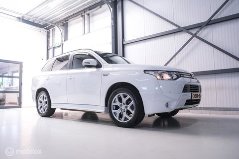 Mitsubishi Outlander 2.0 PHEV Instyle+ | Schuifdak | trekhaak | Leder | NL auto NAP | Rijklaarprijs | Nieuwe APK |