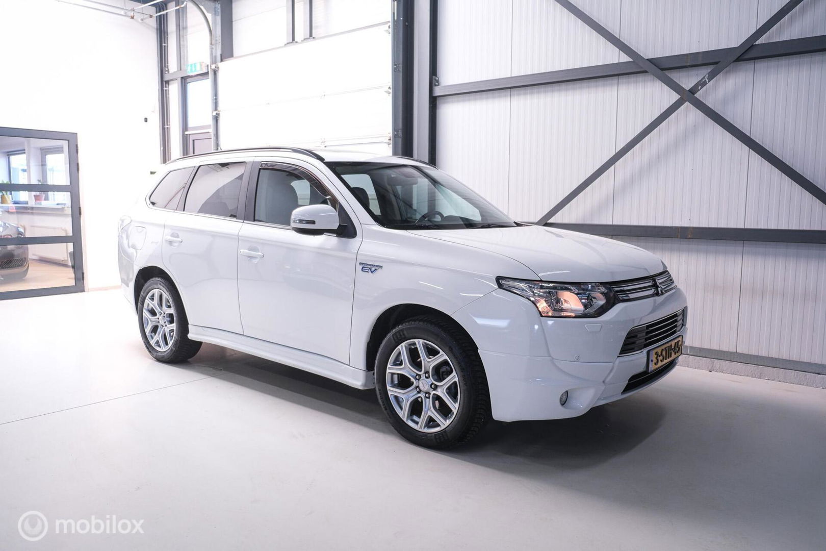 Mitsubishi Outlander 2.0 PHEV Instyle+ | Schuifdak | trekhaak | Leder | NL auto NAP | Rijklaarprijs | Nieuwe APK |