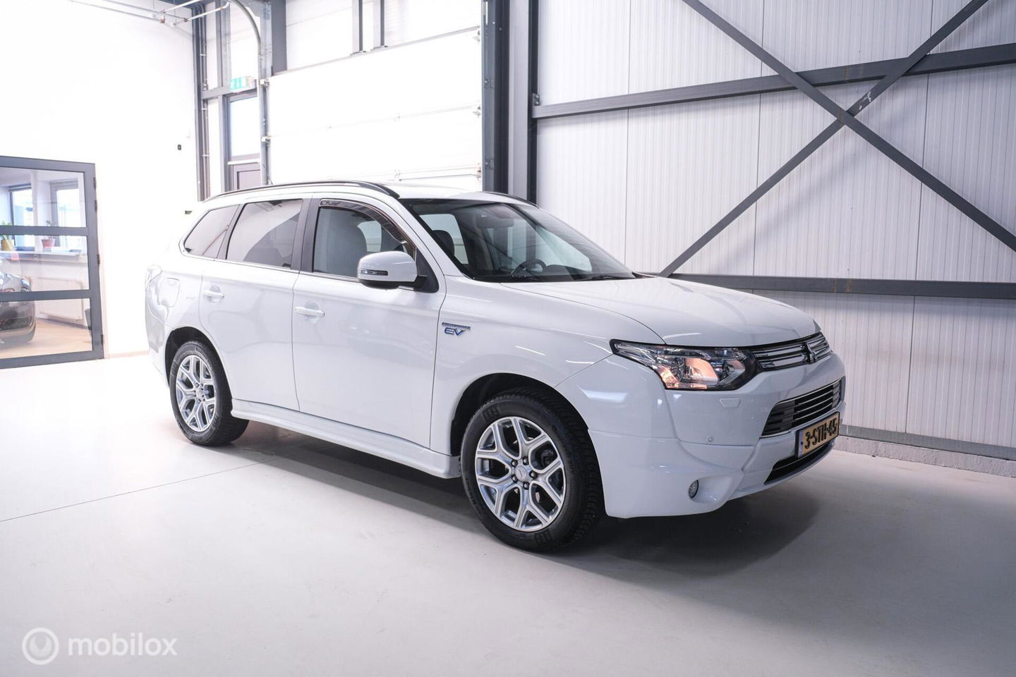 Mitsubishi Outlander 2.0 PHEV Instyle+ | Schuifdak | trekhaak | Leder | NL auto NAP | Rijklaarprijs | Nieuwe APK |