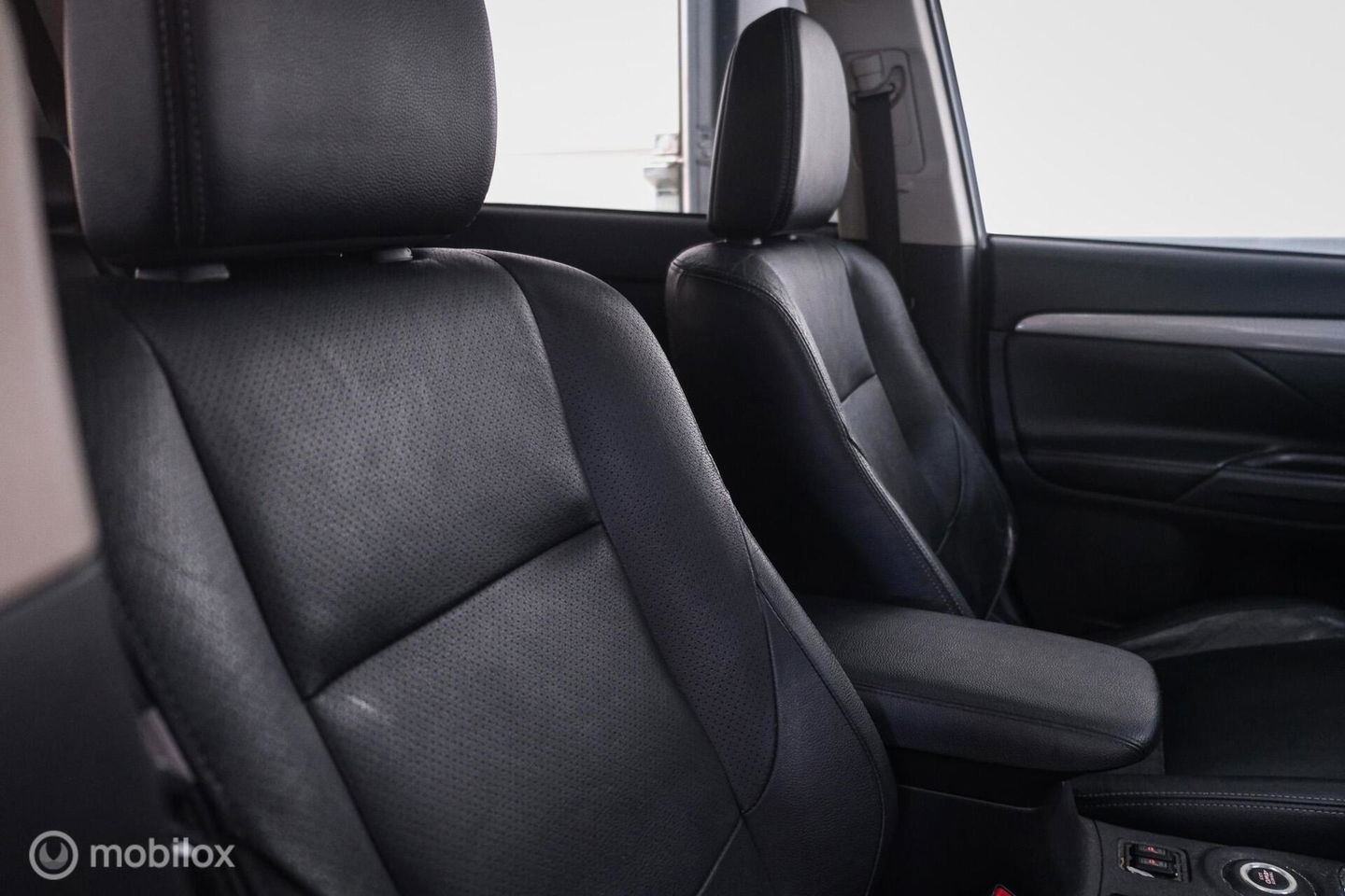 Mitsubishi Outlander 2.0 PHEV Instyle+ | Schuifdak | trekhaak | Leder | NL auto NAP | Rijklaarprijs | Nieuwe APK |