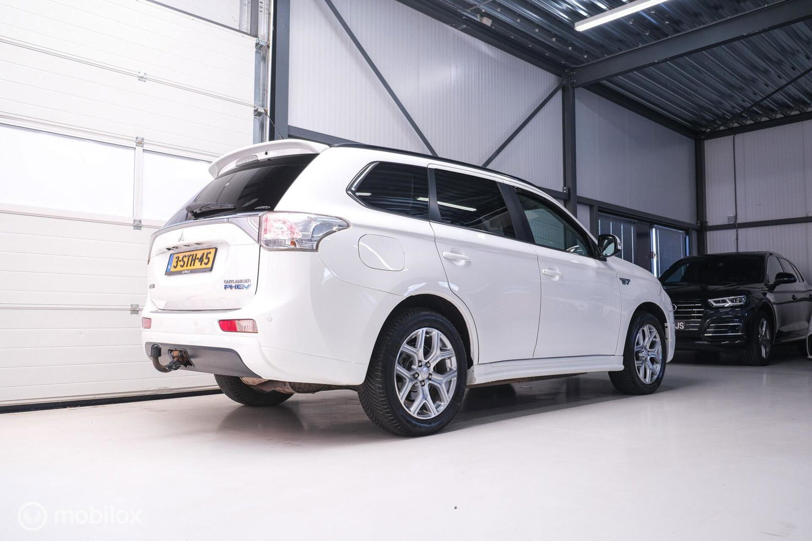 Mitsubishi Outlander 2.0 PHEV Instyle+ | Schuifdak | trekhaak | Leder | NL auto NAP | Rijklaarprijs | Nieuwe APK |