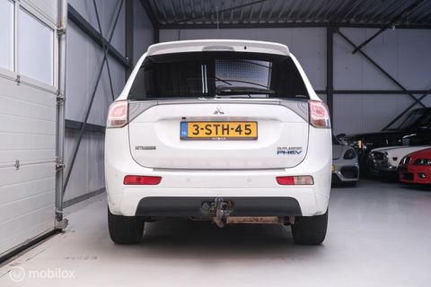 Mitsubishi Outlander 2.0 PHEV Instyle+ | Schuifdak | trekhaak | Leder | NL auto NAP | Rijklaarprijs | Nieuwe APK |