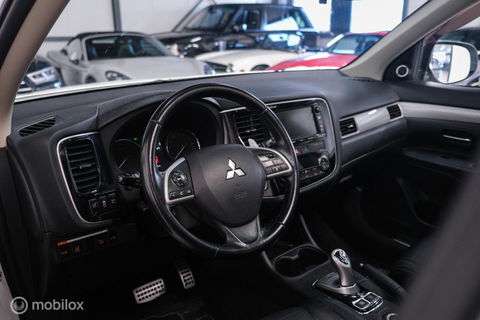 Mitsubishi Outlander 2.0 PHEV Instyle+ | Schuifdak | trekhaak | Leder | NL auto NAP | Rijklaarprijs | Nieuwe APK |