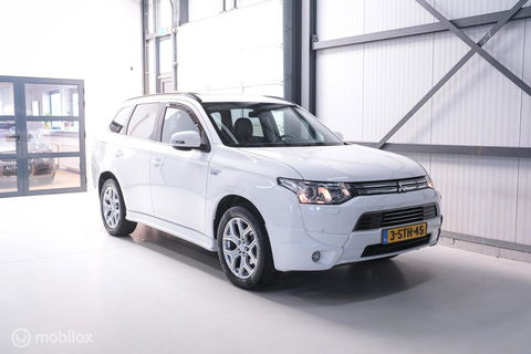Mitsubishi Outlander 2.0 PHEV Instyle+ | Schuifdak | trekhaak | Leder | NL auto NAP | Rijklaarprijs | Nieuwe APK |