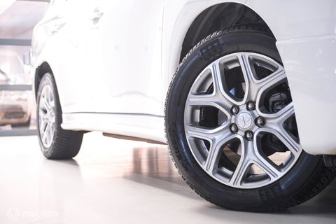 Mitsubishi Outlander 2.0 PHEV Instyle+ | Schuifdak | trekhaak | Leder | NL auto NAP | Rijklaarprijs | Nieuwe APK |