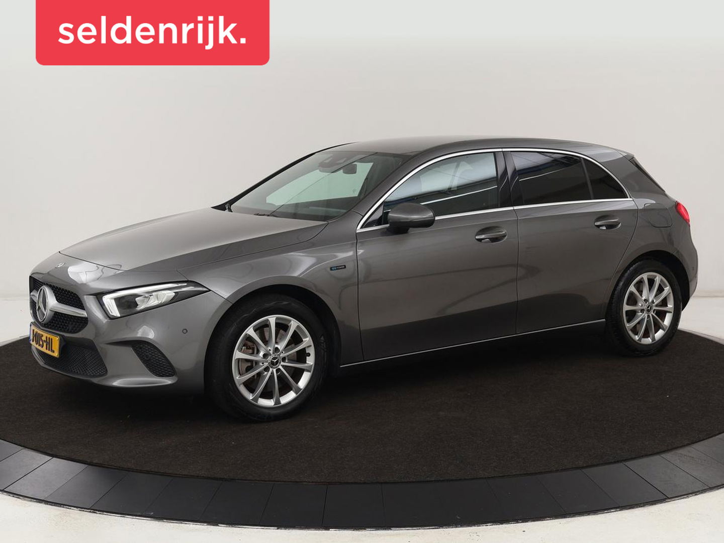 Mercedes-Benz A-Klasse 250e Business Solution Luxury | Leder | Trekhaak | Stoelverwarming | Camera | Sfeerverlichting | Navigatie | Park Assist | Full LED | Widescreen