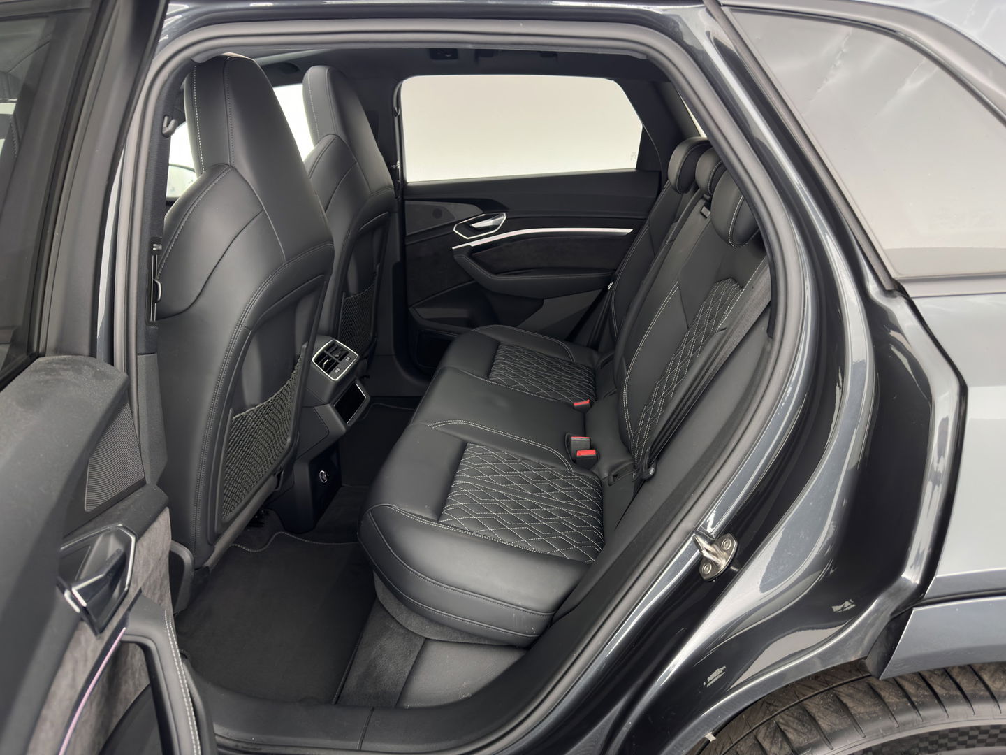 Audi e-tron 55 quattro advanced 95 kWh [3-Fase] {SOH-92%} *PANO | LUXURY-LEATHER | FULL-LED | BANG&OLUFSEN | ADAPTIVE-CRUISE | MEMORY-PACK | BLIND-SPOT | TOP-VIEW | SPORT/HEATED-SEATS | KEYLESS | DAB+ | ECC | PDC | 22''ALU*