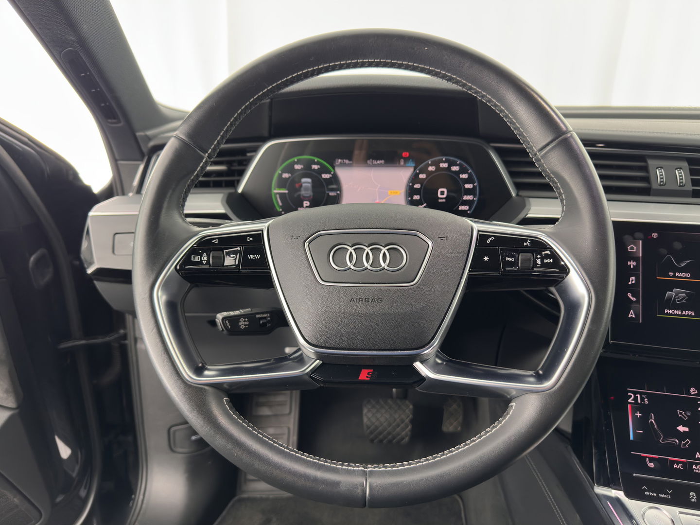 Audi e-tron 55 quattro advanced 95 kWh [3-Fase] {SOH-92%} *PANO | LUXURY-LEATHER | FULL-LED | BANG&OLUFSEN | ADAPTIVE-CRUISE | MEMORY-PACK | BLIND-SPOT | TOP-VIEW | SPORT/HEATED-SEATS | KEYLESS | DAB+ | ECC | PDC | 22''ALU*