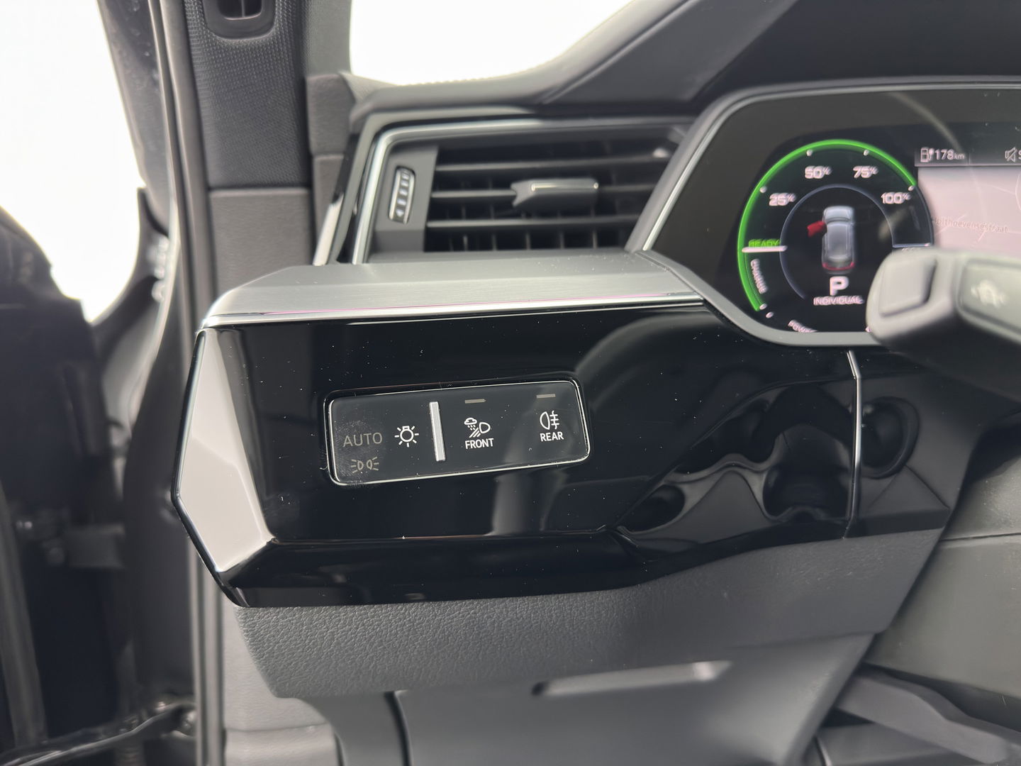 Audi e-tron 55 quattro advanced 95 kWh [3-Fase] {SOH-92%} *PANO | LUXURY-LEATHER | FULL-LED | BANG&OLUFSEN | ADAPTIVE-CRUISE | MEMORY-PACK | BLIND-SPOT | TOP-VIEW | SPORT/HEATED-SEATS | KEYLESS | DAB+ | ECC | PDC | 22''ALU*