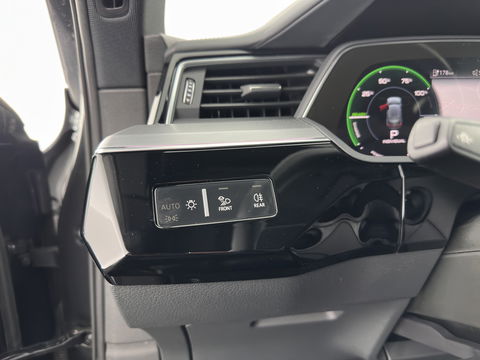Audi e-tron 55 quattro advanced 95 kWh [3-Fase] {SOH-92%} *PANO | LUXURY-LEATHER | FULL-LED | BANG&OLUFSEN | ADAPTIVE-CRUISE | MEMORY-PACK | BLIND-SPOT | TOP-VIEW | SPORT/HEATED-SEATS | KEYLESS | DAB+ | ECC | PDC | 22''ALU*