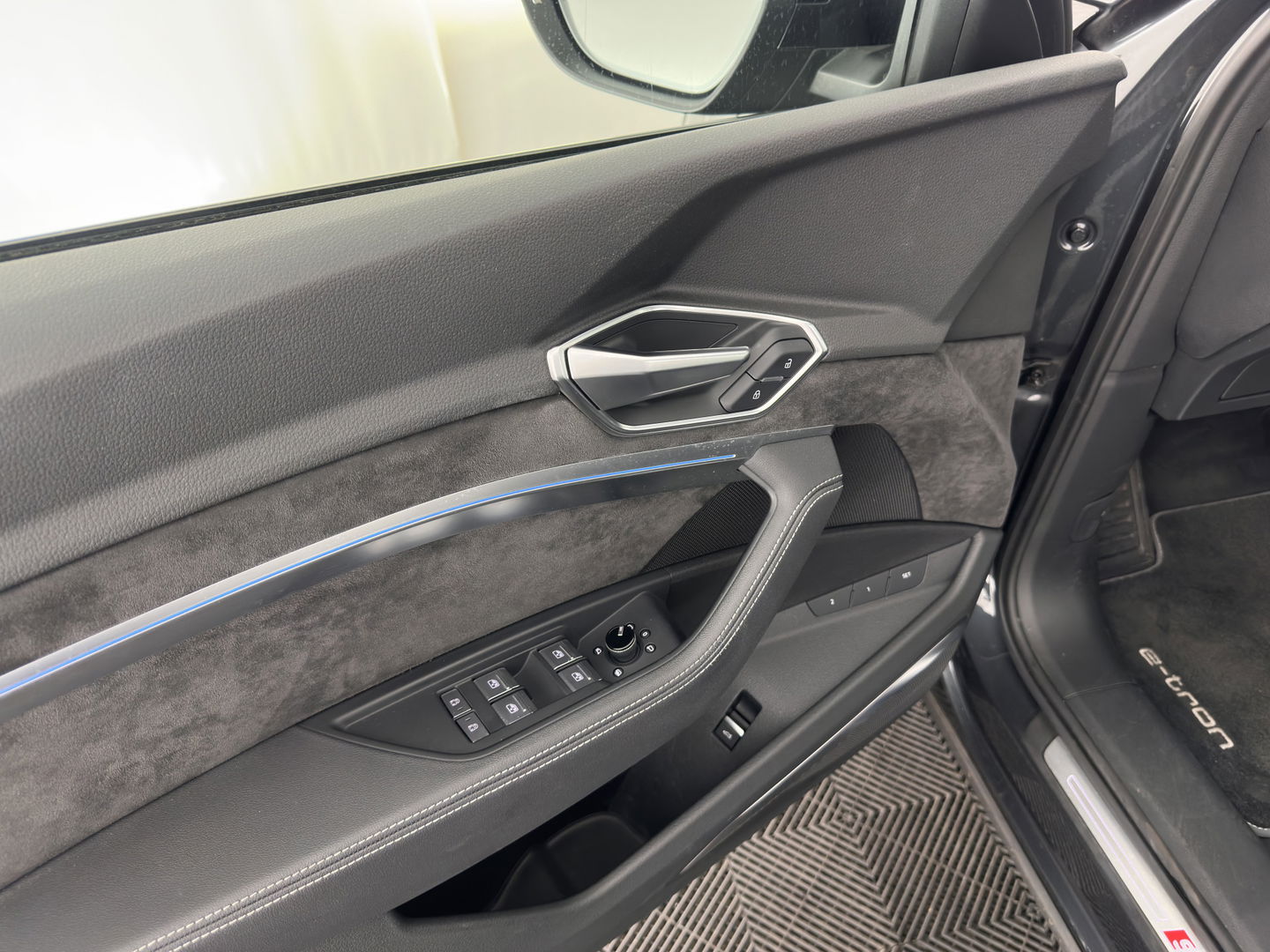 Audi e-tron 55 quattro advanced 95 kWh [3-Fase] {SOH-92%} *PANO | LUXURY-LEATHER | FULL-LED | BANG&OLUFSEN | ADAPTIVE-CRUISE | MEMORY-PACK | BLIND-SPOT | TOP-VIEW | SPORT/HEATED-SEATS | KEYLESS | DAB+ | ECC | PDC | 22''ALU*