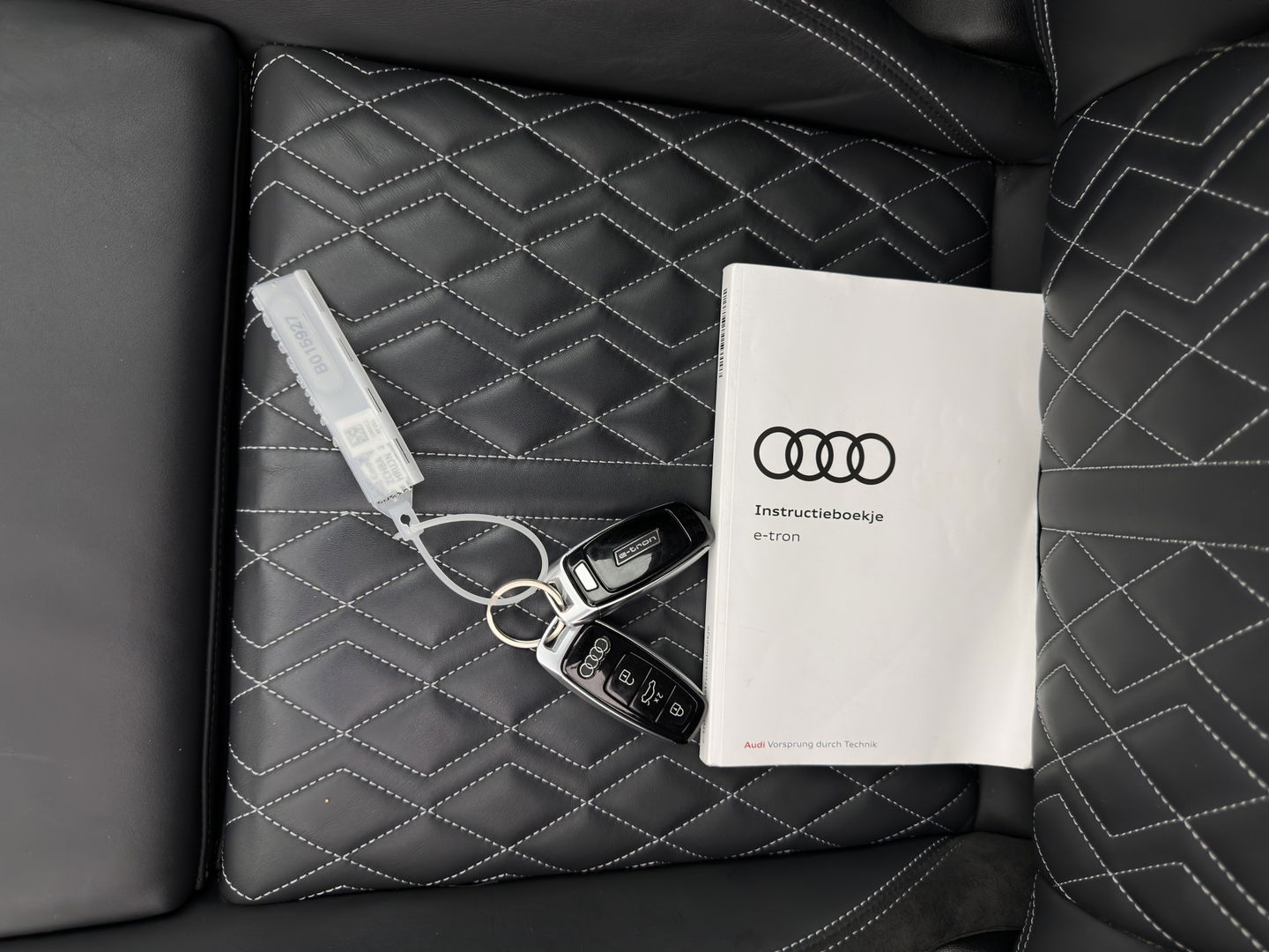 Audi e-tron 55 quattro advanced 95 kWh [3-Fase] {SOH-92%} *PANO | LUXURY-LEATHER | FULL-LED | BANG&OLUFSEN | ADAPTIVE-CRUISE | MEMORY-PACK | BLIND-SPOT | TOP-VIEW | SPORT/HEATED-SEATS | KEYLESS | DAB+ | ECC | PDC | 22''ALU*