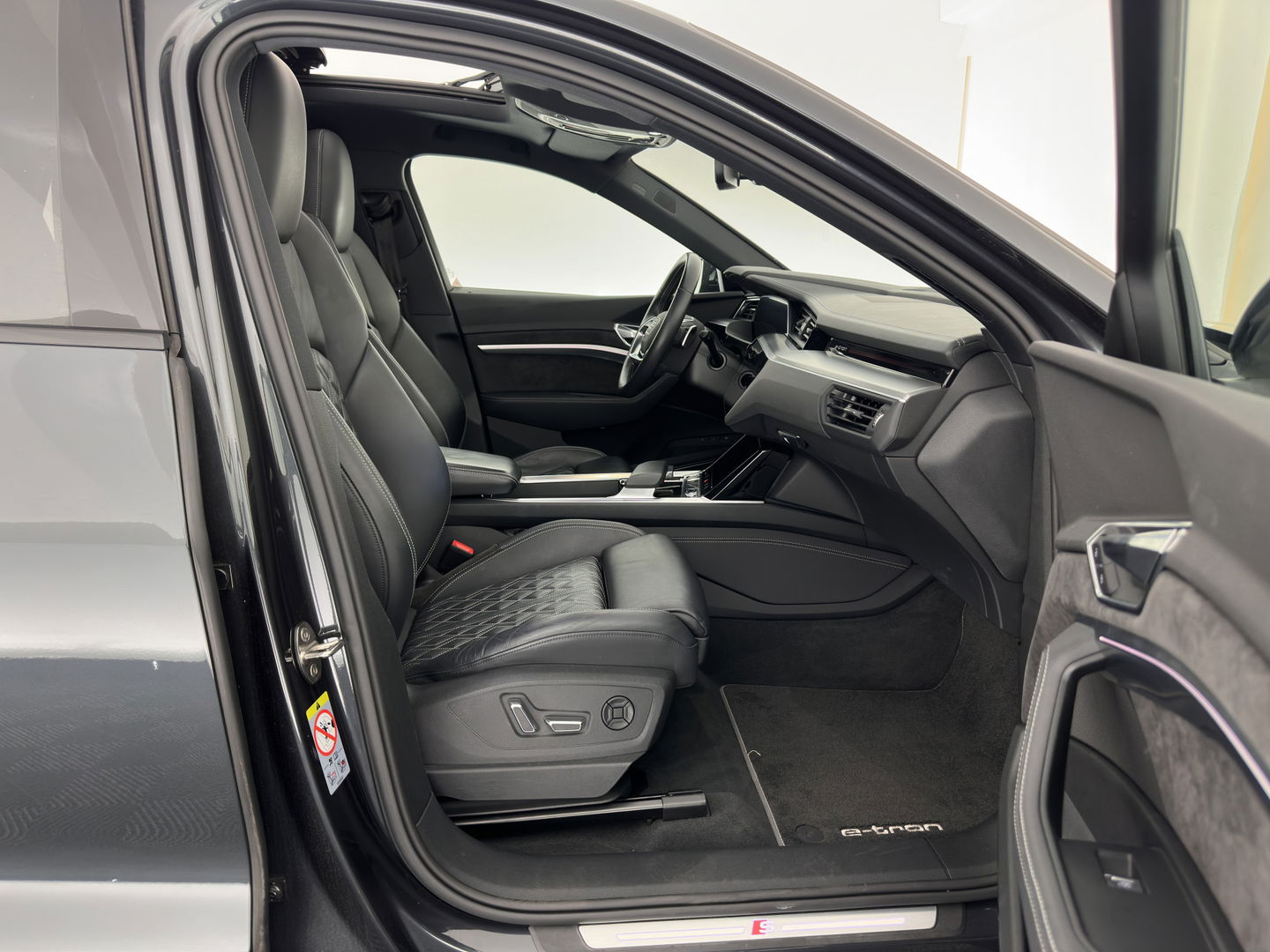 Audi e-tron 55 quattro advanced 95 kWh [3-Fase] {SOH-92%} *PANO | LUXURY-LEATHER | FULL-LED | BANG&OLUFSEN | ADAPTIVE-CRUISE | MEMORY-PACK | BLIND-SPOT | TOP-VIEW | SPORT/HEATED-SEATS | KEYLESS | DAB+ | ECC | PDC | 22''ALU*