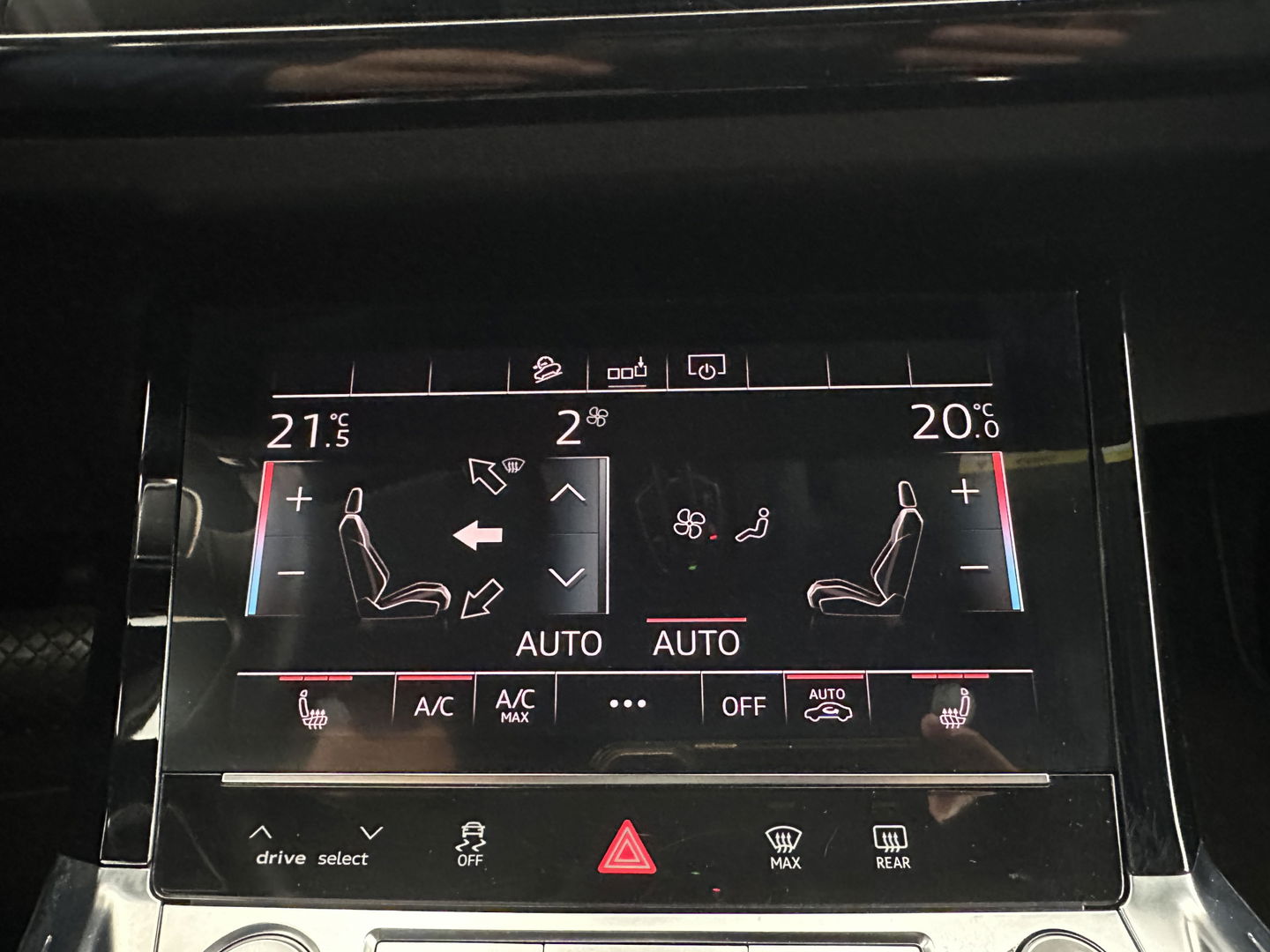 Audi e-tron 55 quattro advanced 95 kWh [3-Fase] {SOH-92%} *PANO | LUXURY-LEATHER | FULL-LED | BANG&OLUFSEN | ADAPTIVE-CRUISE | MEMORY-PACK | BLIND-SPOT | TOP-VIEW | SPORT/HEATED-SEATS | KEYLESS | DAB+ | ECC | PDC | 22''ALU*
