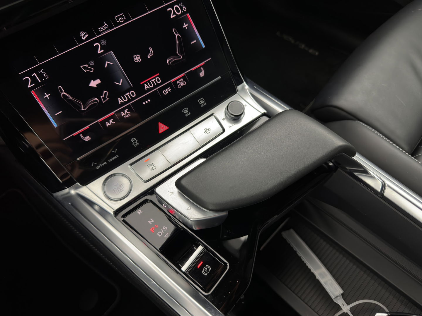 Audi e-tron 55 quattro advanced 95 kWh [3-Fase] {SOH-92%} *PANO | LUXURY-LEATHER | FULL-LED | BANG&OLUFSEN | ADAPTIVE-CRUISE | MEMORY-PACK | BLIND-SPOT | TOP-VIEW | SPORT/HEATED-SEATS | KEYLESS | DAB+ | ECC | PDC | 22''ALU*