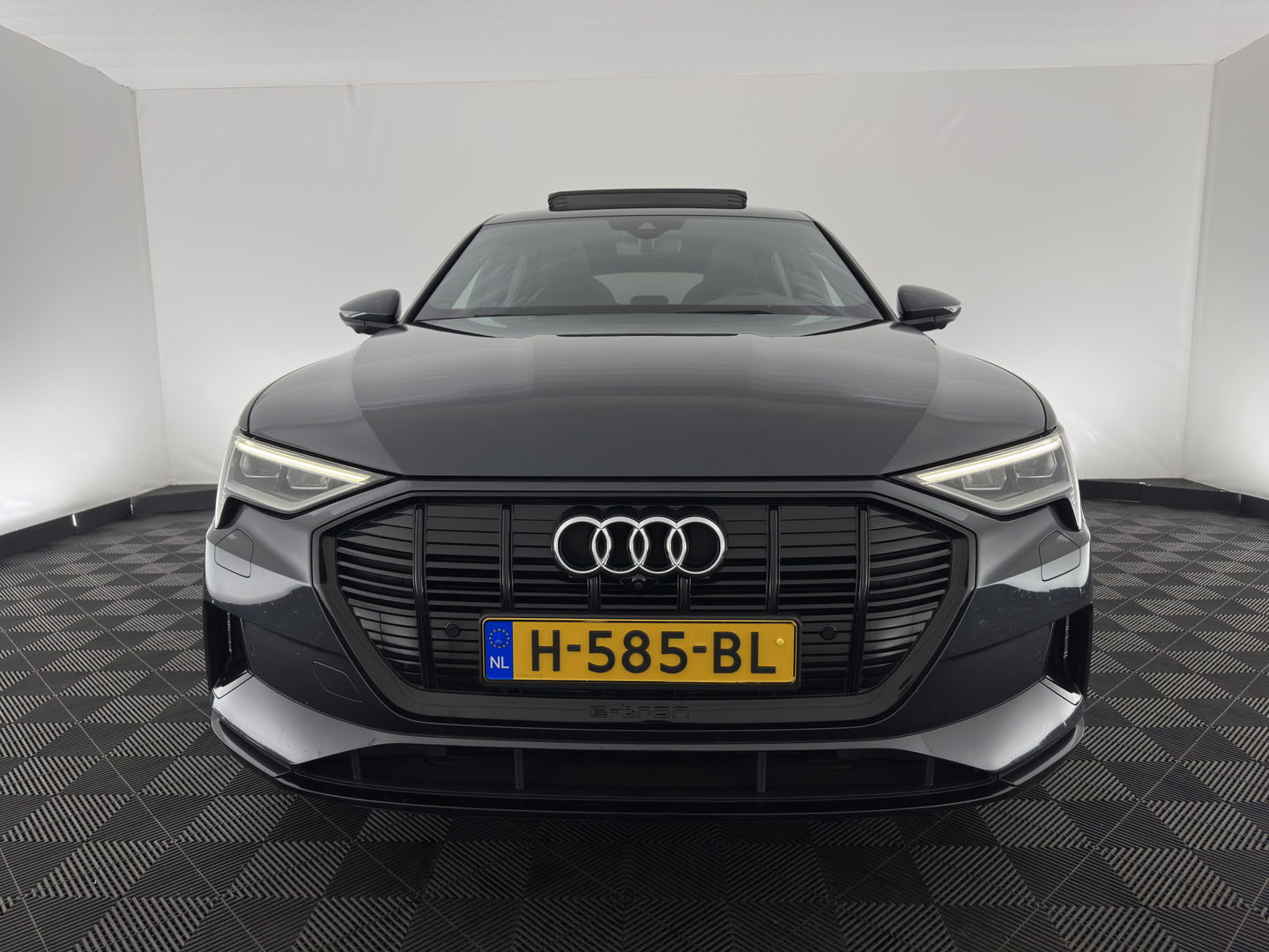 Audi e-tron 55 quattro advanced 95 kWh [3-Fase] {SOH-92%} *PANO | LUXURY-LEATHER | FULL-LED | BANG&OLUFSEN | ADAPTIVE-CRUISE | MEMORY-PACK | BLIND-SPOT | TOP-VIEW | SPORT/HEATED-SEATS | KEYLESS | DAB+ | ECC | PDC | 22''ALU*