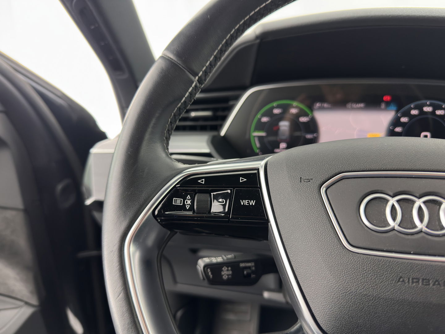 Audi e-tron 55 quattro advanced 95 kWh [3-Fase] {SOH-92%} *PANO | LUXURY-LEATHER | FULL-LED | BANG&OLUFSEN | ADAPTIVE-CRUISE | MEMORY-PACK | BLIND-SPOT | TOP-VIEW | SPORT/HEATED-SEATS | KEYLESS | DAB+ | ECC | PDC | 22''ALU*