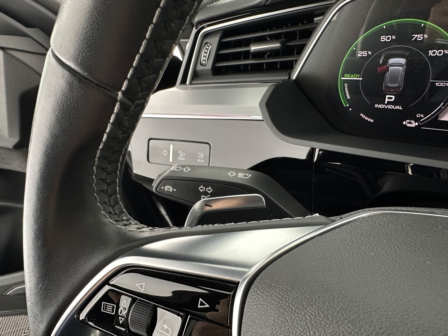 Audi e-tron 55 quattro advanced 95 kWh [3-Fase] {SOH-92%} *PANO | LUXURY-LEATHER | FULL-LED | BANG&OLUFSEN | ADAPTIVE-CRUISE | MEMORY-PACK | BLIND-SPOT | TOP-VIEW | SPORT/HEATED-SEATS | KEYLESS | DAB+ | ECC | PDC | 22''ALU*