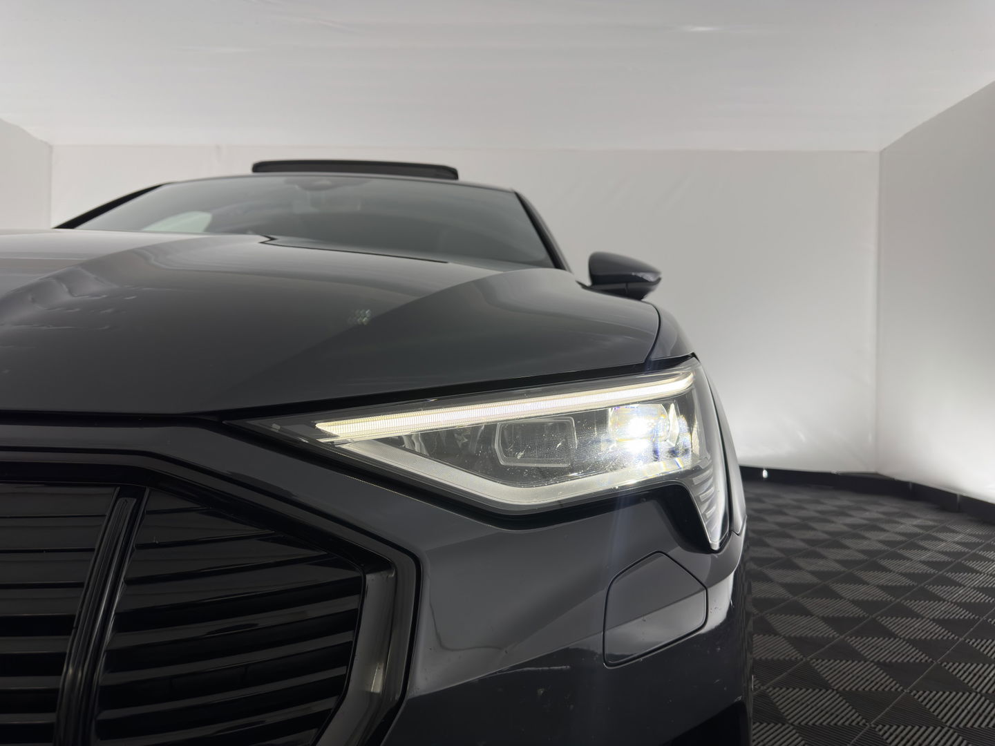 Audi e-tron 55 quattro advanced 95 kWh [3-Fase] {SOH-92%} *PANO | LUXURY-LEATHER | FULL-LED | BANG&OLUFSEN | ADAPTIVE-CRUISE | MEMORY-PACK | BLIND-SPOT | TOP-VIEW | SPORT/HEATED-SEATS | KEYLESS | DAB+ | ECC | PDC | 22''ALU*
