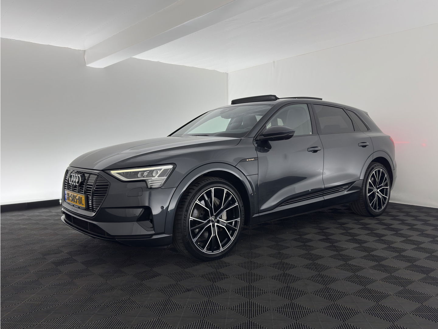 Audi e-tron 55 quattro advanced 95 kWh [3-Fase] {SOH-92%} *PANO | LUXURY-LEATHER | FULL-LED | BANG&OLUFSEN | ADAPTIVE-CRUISE | MEMORY-PACK | BLIND-SPOT | TOP-VIEW | SPORT/HEATED-SEATS | KEYLESS | DAB+ | ECC | PDC | 22''ALU*