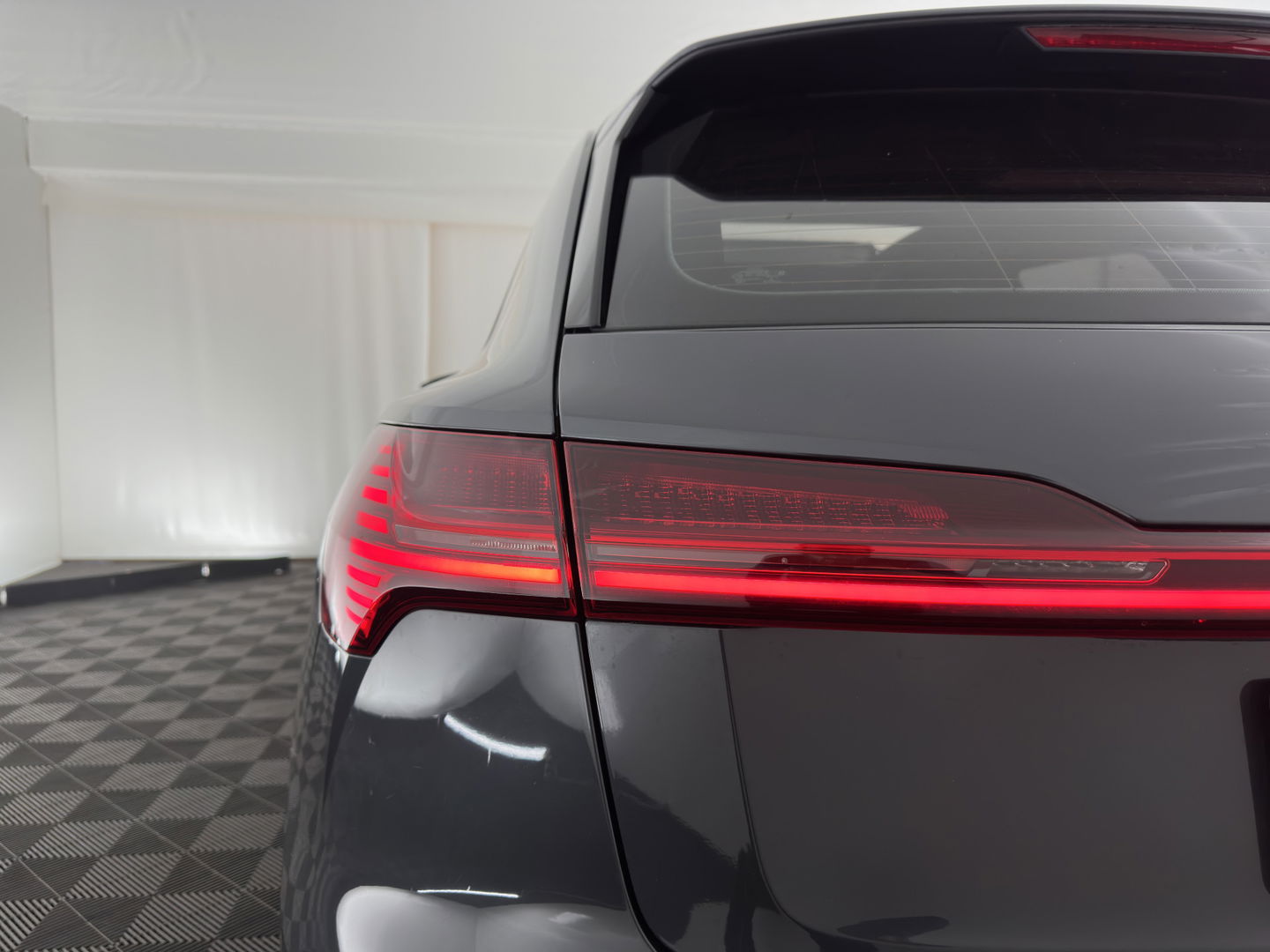 Audi e-tron 55 quattro advanced 95 kWh [3-Fase] {SOH-92%} *PANO | LUXURY-LEATHER | FULL-LED | BANG&OLUFSEN | ADAPTIVE-CRUISE | MEMORY-PACK | BLIND-SPOT | TOP-VIEW | SPORT/HEATED-SEATS | KEYLESS | DAB+ | ECC | PDC | 22''ALU*