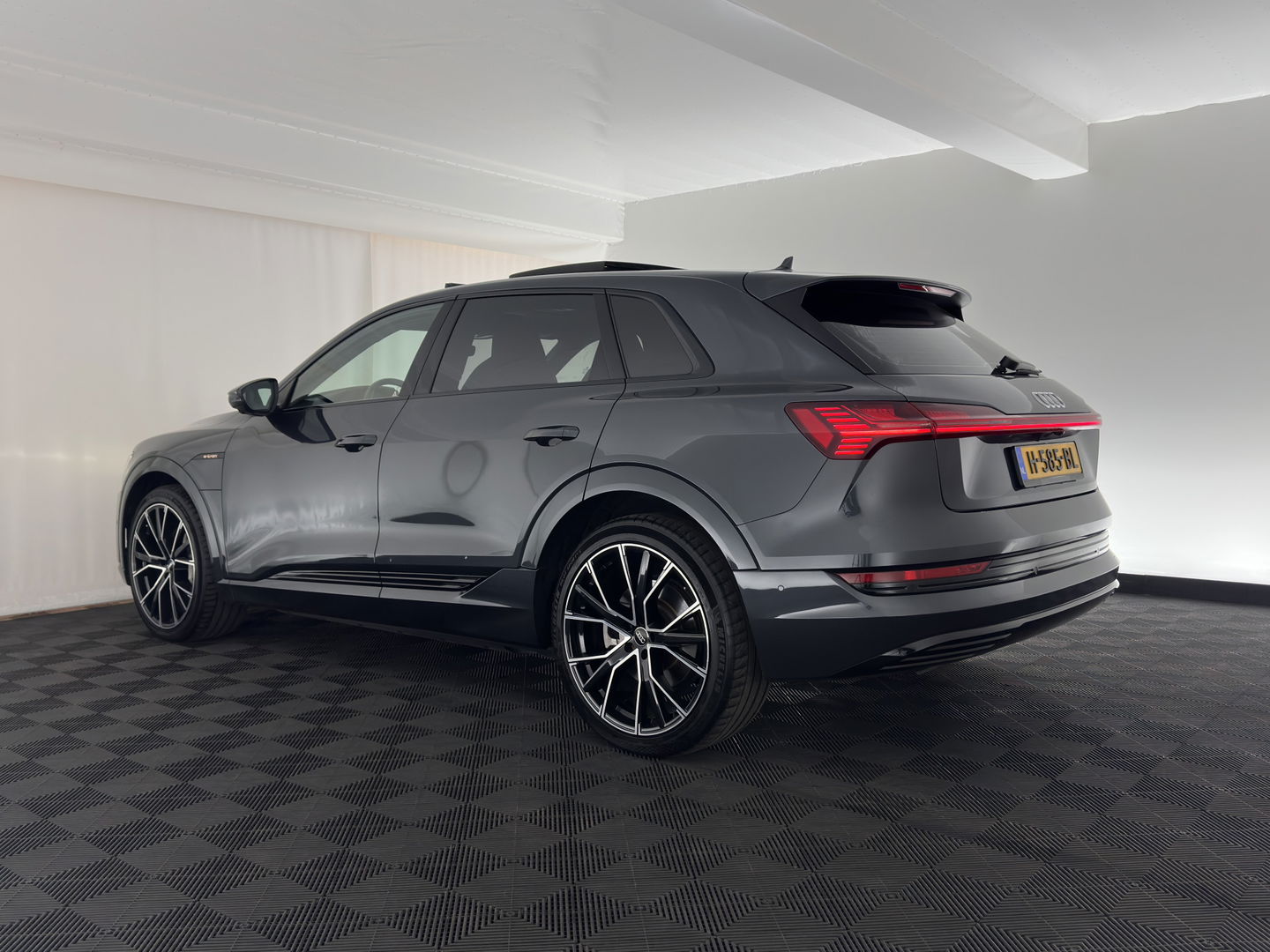Audi e-tron 55 quattro advanced 95 kWh [3-Fase] {SOH-92%} *PANO | LUXURY-LEATHER | FULL-LED | BANG&OLUFSEN | ADAPTIVE-CRUISE | MEMORY-PACK | BLIND-SPOT | TOP-VIEW | SPORT/HEATED-SEATS | KEYLESS | DAB+ | ECC | PDC | 22''ALU*