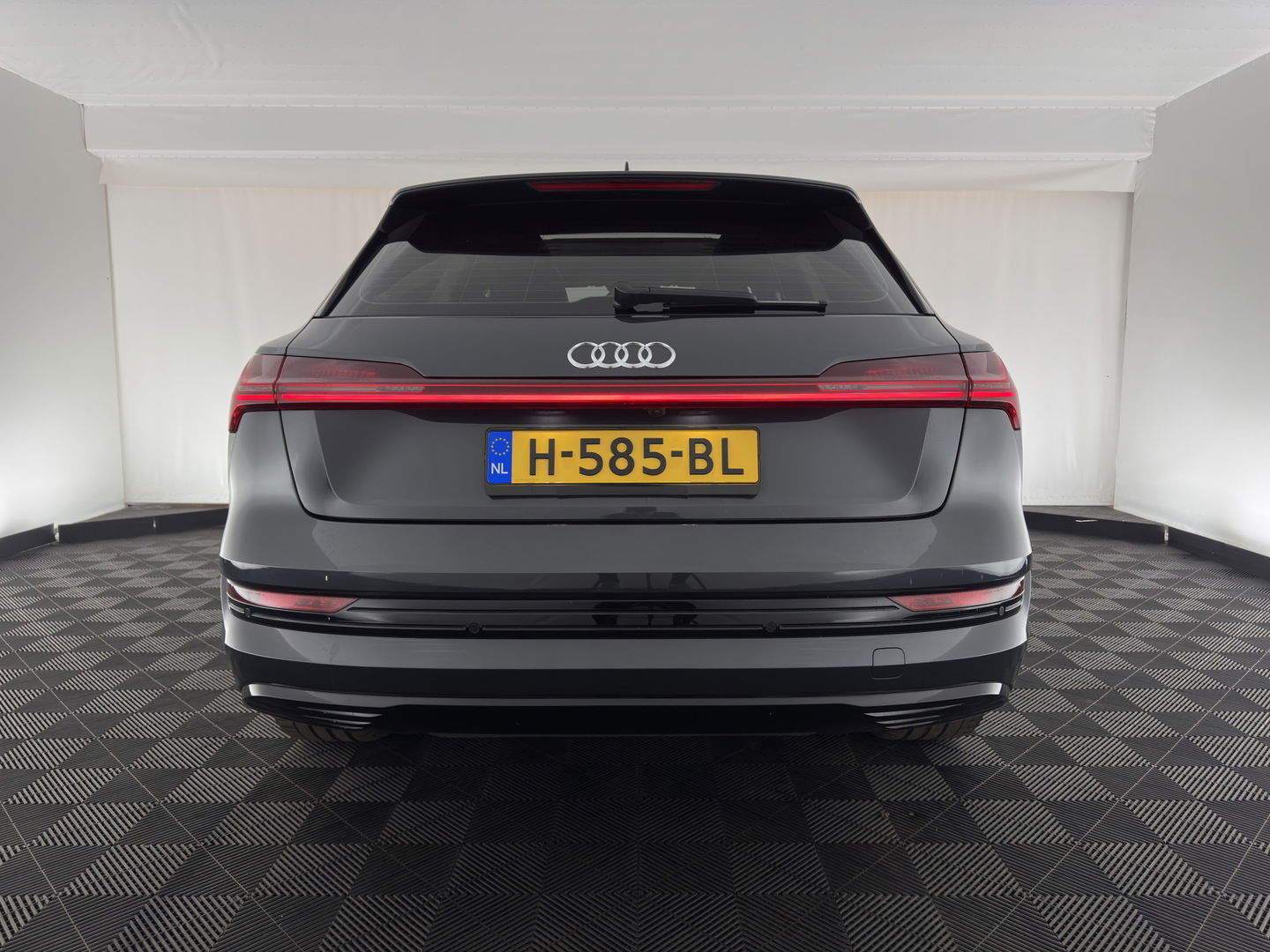 Audi e-tron 55 quattro advanced 95 kWh [3-Fase] {SOH-92%} *PANO | LUXURY-LEATHER | FULL-LED | BANG&OLUFSEN | ADAPTIVE-CRUISE | MEMORY-PACK | BLIND-SPOT | TOP-VIEW | SPORT/HEATED-SEATS | KEYLESS | DAB+ | ECC | PDC | 22''ALU*