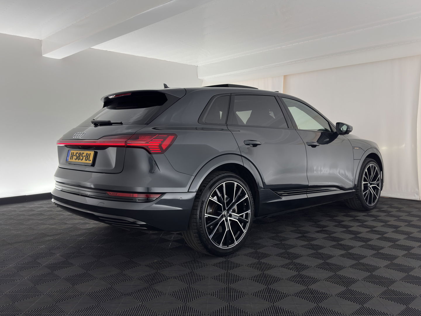 Audi e-tron 55 quattro advanced 95 kWh [3-Fase] {SOH-92%} *PANO | LUXURY-LEATHER | FULL-LED | BANG&OLUFSEN | ADAPTIVE-CRUISE | MEMORY-PACK | BLIND-SPOT | TOP-VIEW | SPORT/HEATED-SEATS | KEYLESS | DAB+ | ECC | PDC | 22''ALU*