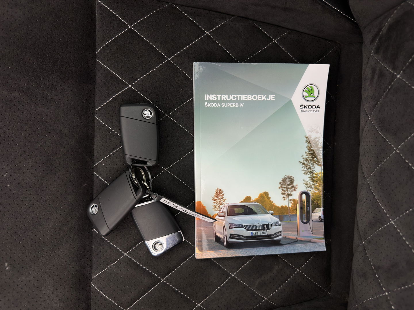 Škoda Superb Combi 1.4 TSI iV Plug-In Sportline Business {SOH-93%} (INCL-BTW) Aut. *PANO | LEATHER-ALCANTARA | FULL-LED | DIGI-COCKPIT | CANTON-SOUND | AMBIENT-LIGHT | CAMERA | NAVI-FULLMAP | DAB+ | KEYLESS | HEATED-SPORTSEATS | PRIVACY-GLASS | ECC | 19"ALU*