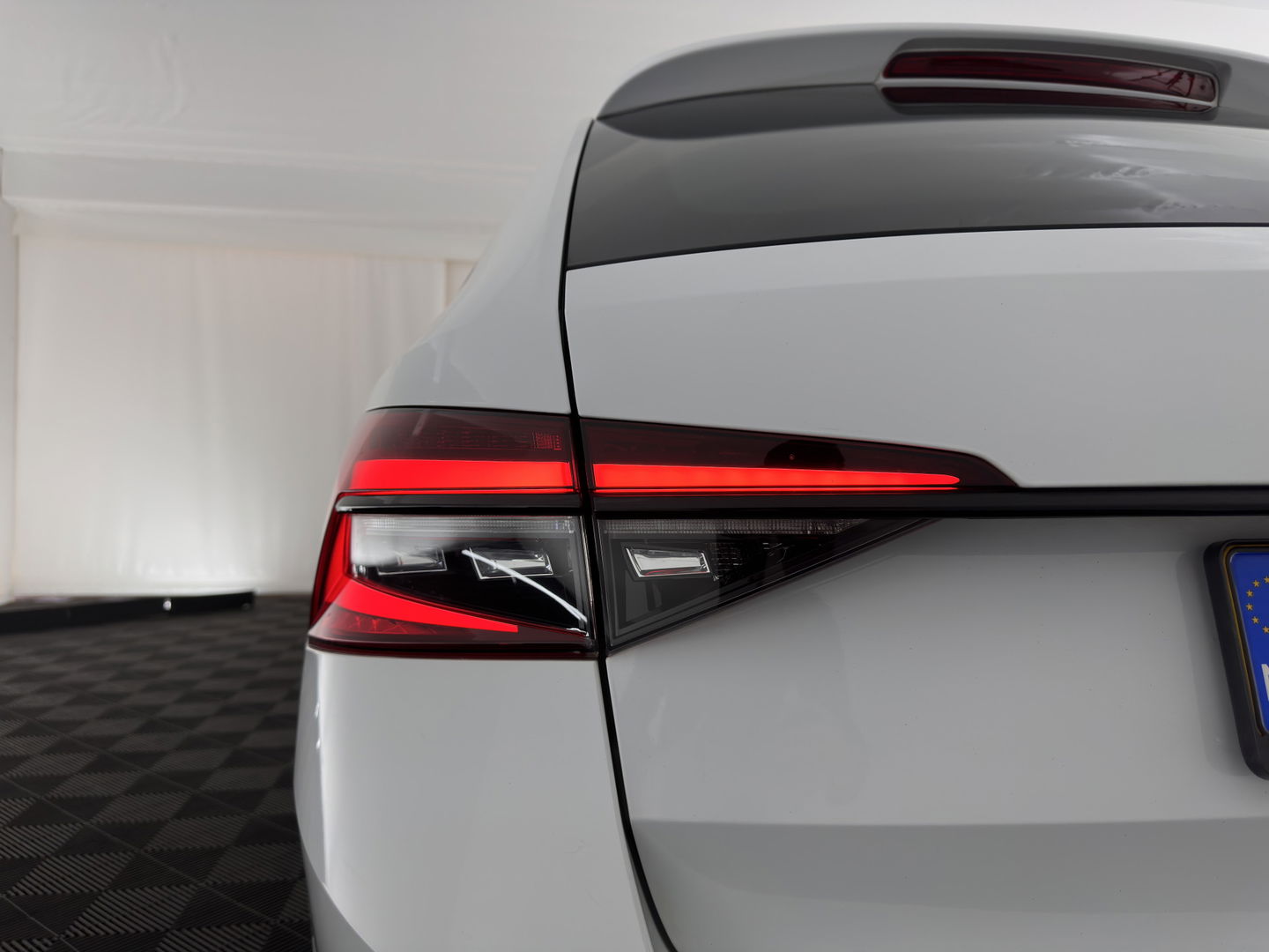 Škoda Superb Combi 1.4 TSI iV Plug-In Sportline Business {SOH-93%} (INCL-BTW) Aut. *PANO | LEATHER-ALCANTARA | FULL-LED | DIGI-COCKPIT | CANTON-SOUND | AMBIENT-LIGHT | CAMERA | NAVI-FULLMAP | DAB+ | KEYLESS | HEATED-SPORTSEATS | PRIVACY-GLASS | ECC | 19"ALU*