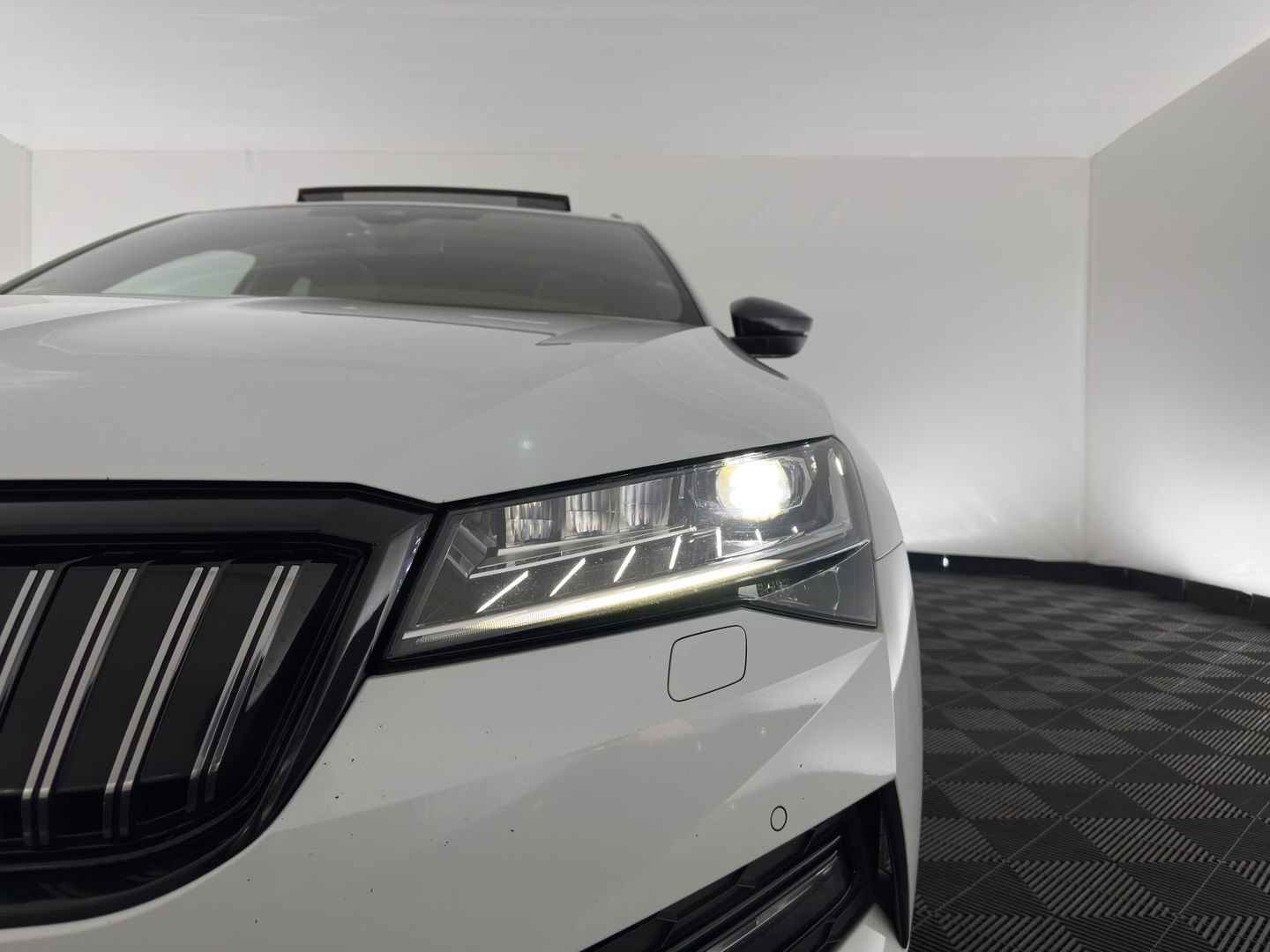 Škoda Superb Combi 1.4 TSI iV Plug-In Sportline Business {SOH-93%} (INCL-BTW) Aut. *PANO | LEATHER-ALCANTARA | FULL-LED | DIGI-COCKPIT | CANTON-SOUND | AMBIENT-LIGHT | CAMERA | NAVI-FULLMAP | DAB+ | KEYLESS | HEATED-SPORTSEATS | PRIVACY-GLASS | ECC | 19"ALU*
