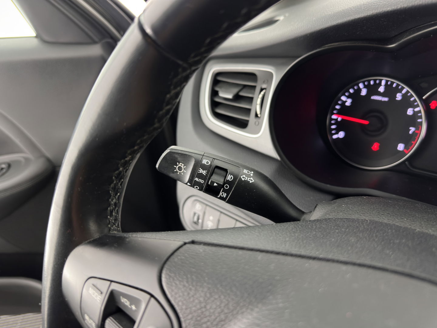 Kia Carens 1.6 GDi First Edition [ 7-Pers. ] *NAVI-FULLMAP | COMFORT-SEATS | CAMERA | ECC | PDC | CRUISE | 17''ALU*
