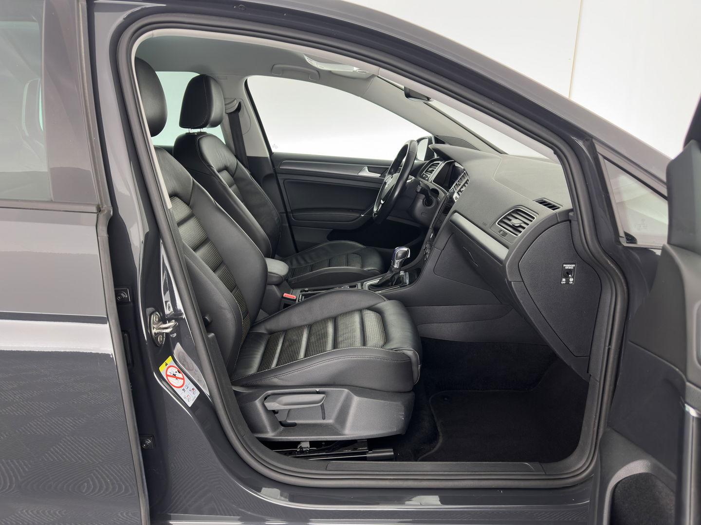 Volkswagen e-Golf {SOH-89%} Aut.*HEAT-PUMP | LUXURY-LEATHER | FULL-LED | DIGI-COCKPIT | NAVI-FULLMAP | HEATED-SPORTSEATS | CAMERA | DAB+ | AMBIENT-LIGHT | PRIVACY-GLASS | CAMERA | KEYLESS | CCS-FASTLOADER | 17''ALU*