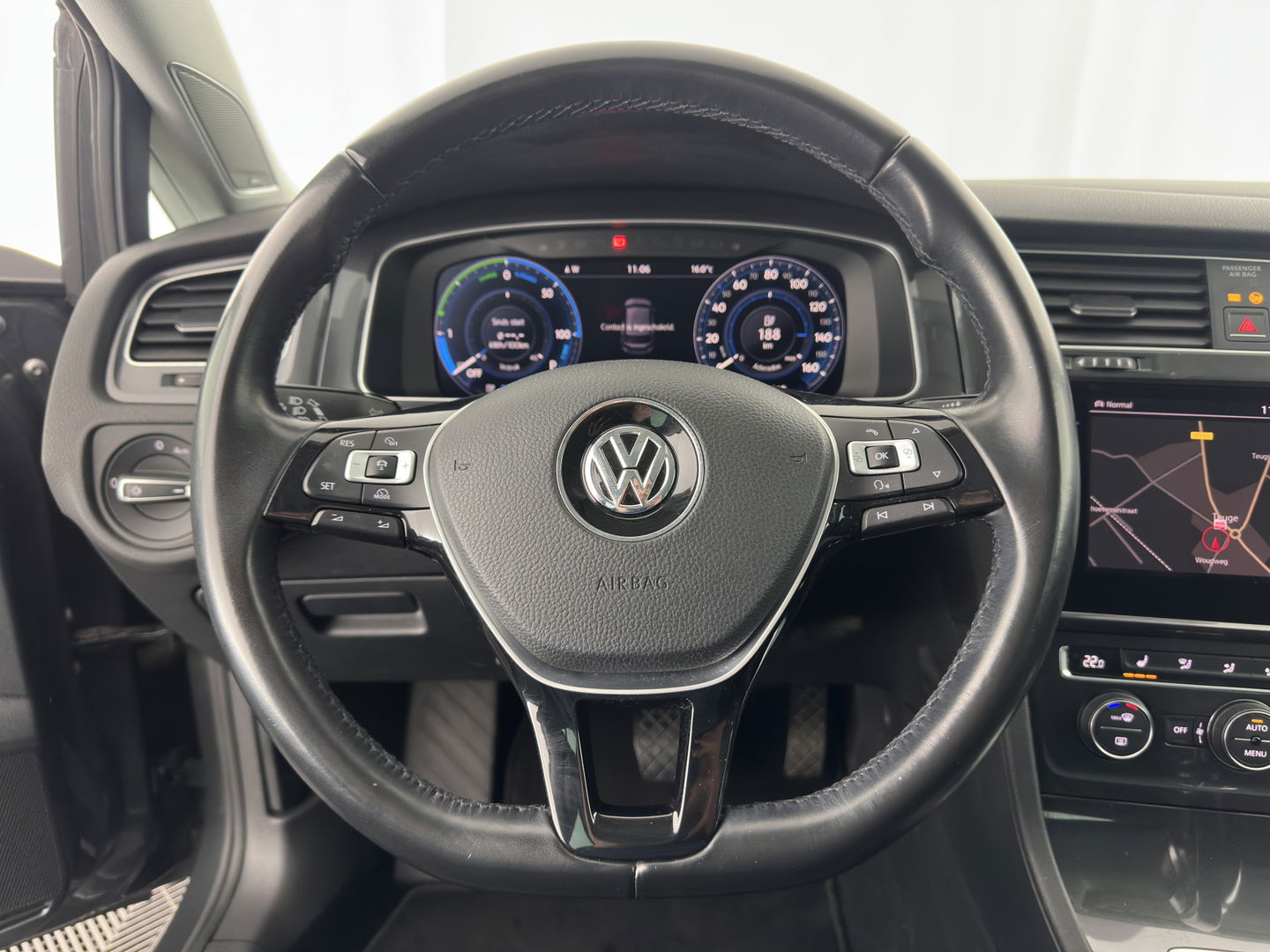 Volkswagen e-Golf {SOH-89%} Aut.*HEAT-PUMP | LUXURY-LEATHER | FULL-LED | DIGI-COCKPIT | NAVI-FULLMAP | HEATED-SPORTSEATS | CAMERA | DAB+ | AMBIENT-LIGHT | PRIVACY-GLASS | CAMERA | KEYLESS | CCS-FASTLOADER | 17''ALU*