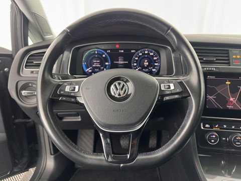 Volkswagen e-Golf {SOH-89%} Aut.*HEAT-PUMP | LUXURY-LEATHER | FULL-LED | DIGI-COCKPIT | NAVI-FULLMAP | HEATED-SPORTSEATS | CAMERA | DAB+ | AMBIENT-LIGHT | PRIVACY-GLASS | CAMERA | KEYLESS | CCS-FASTLOADER | 17''ALU*