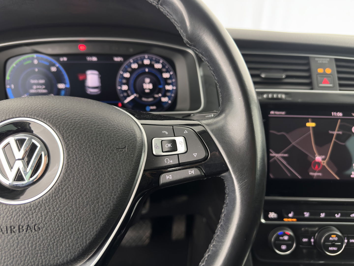 Volkswagen e-Golf {SOH-89%} Aut.*HEAT-PUMP | LUXURY-LEATHER | FULL-LED | DIGI-COCKPIT | NAVI-FULLMAP | HEATED-SPORTSEATS | CAMERA | DAB+ | AMBIENT-LIGHT | PRIVACY-GLASS | CAMERA | KEYLESS | CCS-FASTLOADER | 17''ALU*