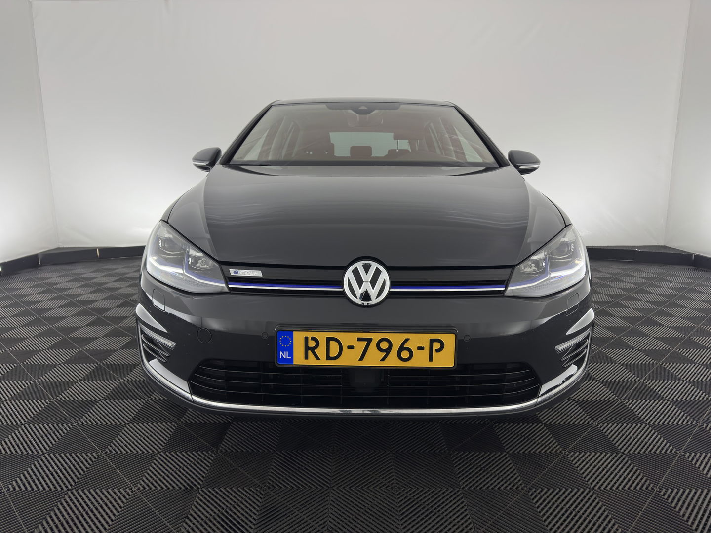 Volkswagen e-Golf {SOH-89%} Aut.*HEAT-PUMP | LUXURY-LEATHER | FULL-LED | DIGI-COCKPIT | NAVI-FULLMAP | HEATED-SPORTSEATS | CAMERA | DAB+ | AMBIENT-LIGHT | PRIVACY-GLASS | CAMERA | KEYLESS | CCS-FASTLOADER | 17''ALU*
