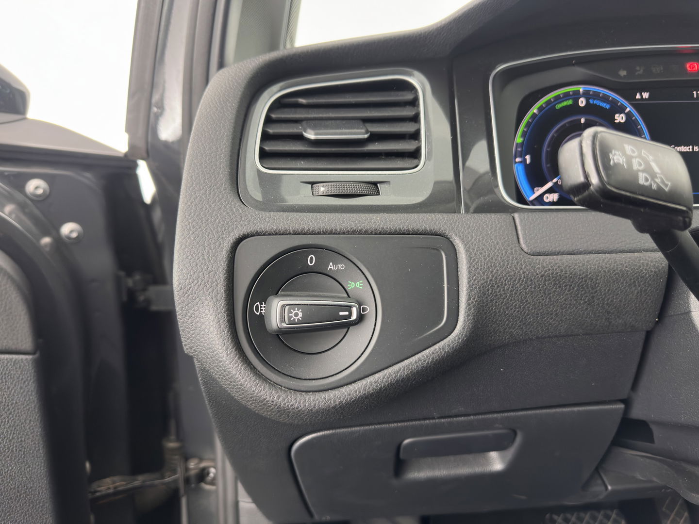 Volkswagen e-Golf {SOH-89%} Aut.*HEAT-PUMP | LUXURY-LEATHER | FULL-LED | DIGI-COCKPIT | NAVI-FULLMAP | HEATED-SPORTSEATS | CAMERA | DAB+ | AMBIENT-LIGHT | PRIVACY-GLASS | CAMERA | KEYLESS | CCS-FASTLOADER | 17''ALU*