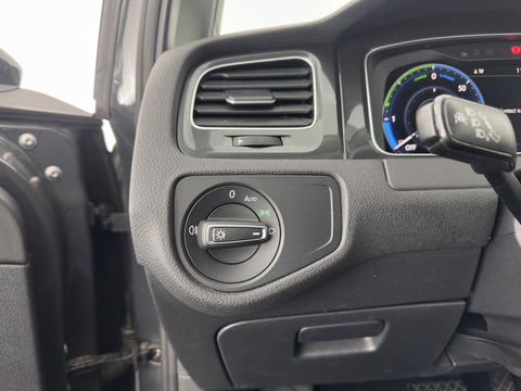 Volkswagen e-Golf {SOH-89%} Aut.*HEAT-PUMP | LUXURY-LEATHER | FULL-LED | DIGI-COCKPIT | NAVI-FULLMAP | HEATED-SPORTSEATS | CAMERA | DAB+ | AMBIENT-LIGHT | PRIVACY-GLASS | CAMERA | KEYLESS | CCS-FASTLOADER | 17''ALU*