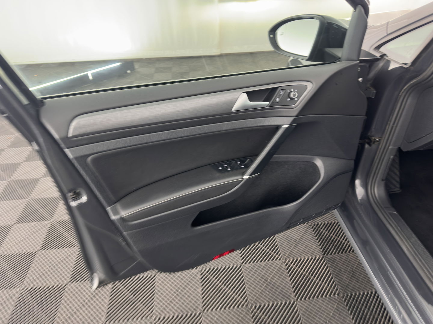Volkswagen e-Golf {SOH-89%} Aut.*HEAT-PUMP | LUXURY-LEATHER | FULL-LED | DIGI-COCKPIT | NAVI-FULLMAP | HEATED-SPORTSEATS | CAMERA | DAB+ | AMBIENT-LIGHT | PRIVACY-GLASS | CAMERA | KEYLESS | CCS-FASTLOADER | 17''ALU*