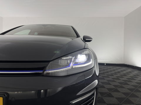Volkswagen e-Golf {SOH-89%} Aut.*HEAT-PUMP | LUXURY-LEATHER | FULL-LED | DIGI-COCKPIT | NAVI-FULLMAP | HEATED-SPORTSEATS | CAMERA | DAB+ | AMBIENT-LIGHT | PRIVACY-GLASS | CAMERA | KEYLESS | CCS-FASTLOADER | 17''ALU*