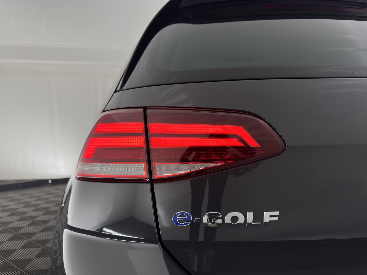 Volkswagen e-Golf {SOH-89%} Aut.*HEAT-PUMP | LUXURY-LEATHER | FULL-LED | DIGI-COCKPIT | NAVI-FULLMAP | HEATED-SPORTSEATS | CAMERA | DAB+ | AMBIENT-LIGHT | PRIVACY-GLASS | CAMERA | KEYLESS | CCS-FASTLOADER | 17''ALU*