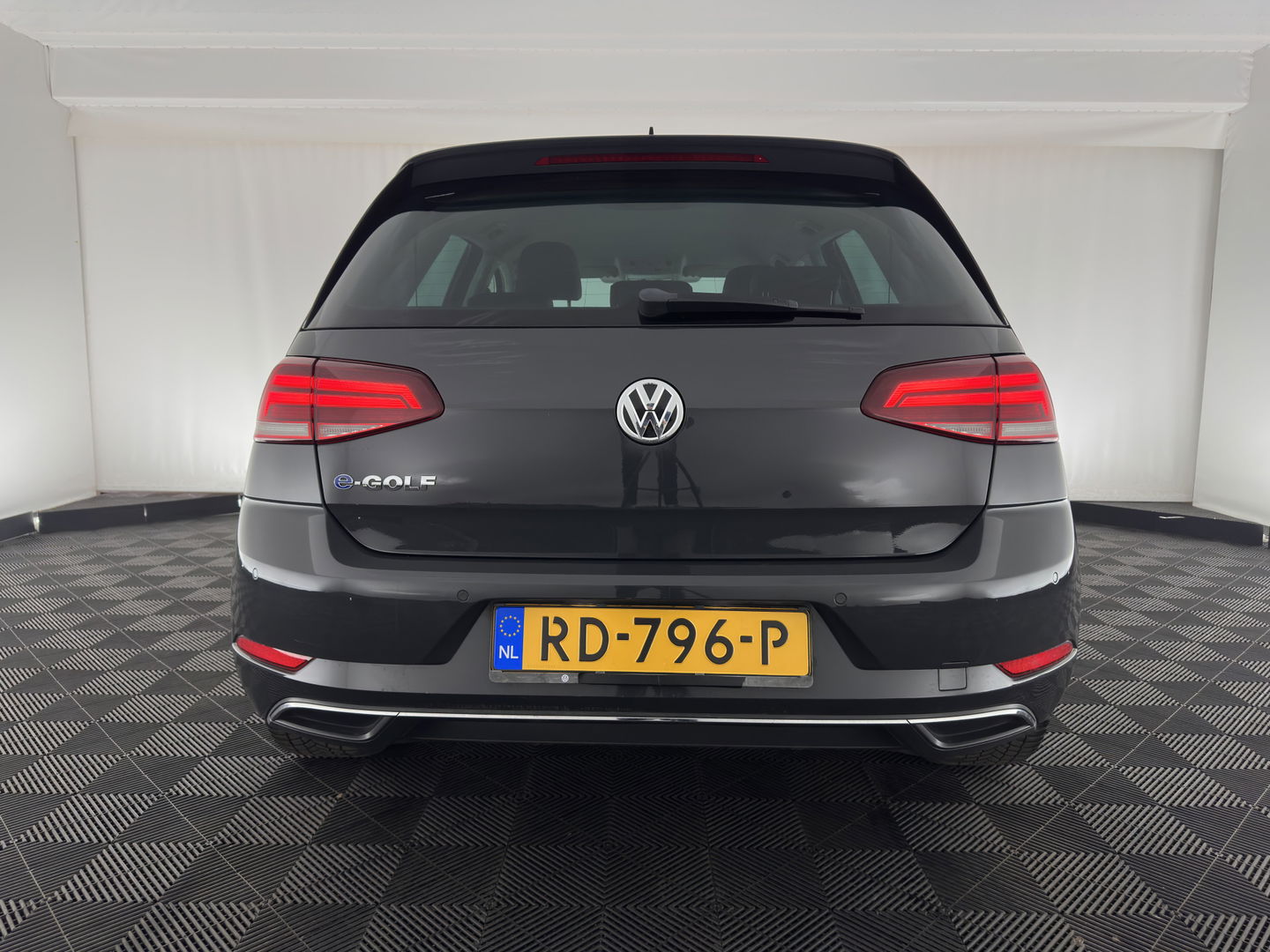 Volkswagen e-Golf {SOH-89%} Aut.*HEAT-PUMP | LUXURY-LEATHER | FULL-LED | DIGI-COCKPIT | NAVI-FULLMAP | HEATED-SPORTSEATS | CAMERA | DAB+ | AMBIENT-LIGHT | PRIVACY-GLASS | CAMERA | KEYLESS | CCS-FASTLOADER | 17''ALU*