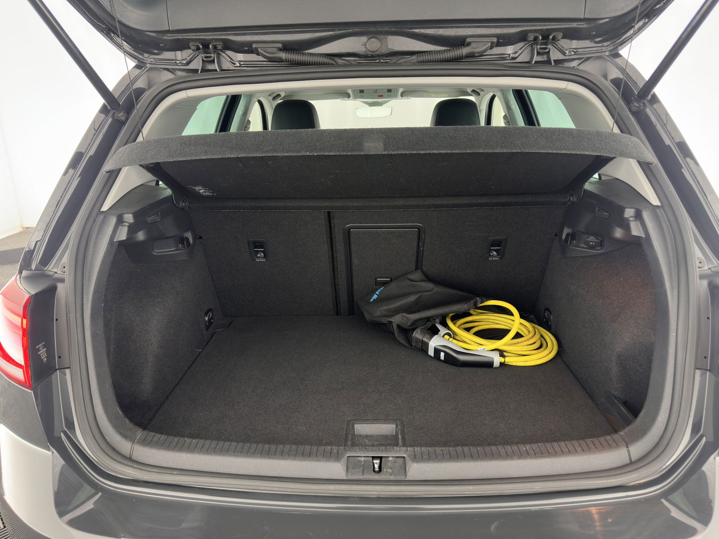 Volkswagen e-Golf {SOH-89%} Aut.*HEAT-PUMP | LUXURY-LEATHER | FULL-LED | DIGI-COCKPIT | NAVI-FULLMAP | HEATED-SPORTSEATS | CAMERA | DAB+ | AMBIENT-LIGHT | PRIVACY-GLASS | CAMERA | KEYLESS | CCS-FASTLOADER | 17''ALU*