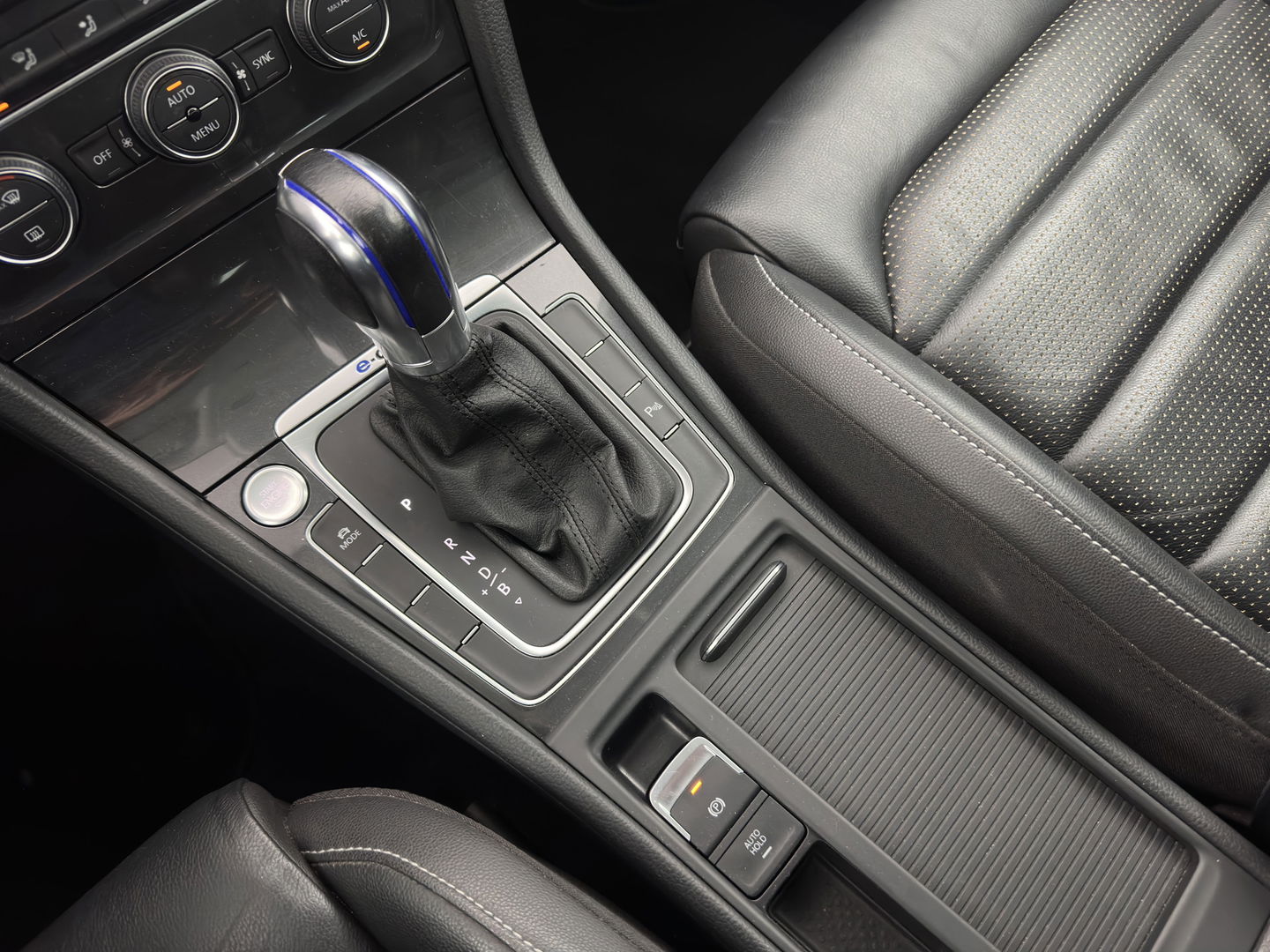 Volkswagen e-Golf {SOH-89%} Aut.*HEAT-PUMP | LUXURY-LEATHER | FULL-LED | DIGI-COCKPIT | NAVI-FULLMAP | HEATED-SPORTSEATS | CAMERA | DAB+ | AMBIENT-LIGHT | PRIVACY-GLASS | CAMERA | KEYLESS | CCS-FASTLOADER | 17''ALU*