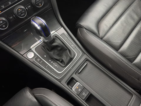 Volkswagen e-Golf {SOH-89%} Aut.*HEAT-PUMP | LUXURY-LEATHER | FULL-LED | DIGI-COCKPIT | NAVI-FULLMAP | HEATED-SPORTSEATS | CAMERA | DAB+ | AMBIENT-LIGHT | PRIVACY-GLASS | CAMERA | KEYLESS | CCS-FASTLOADER | 17''ALU*