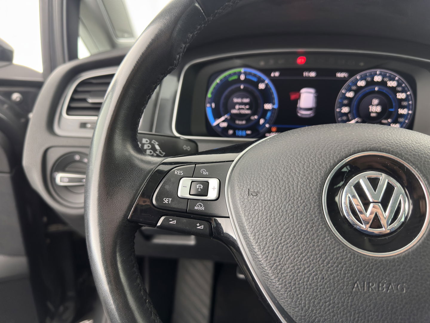 Volkswagen e-Golf {SOH-89%} Aut.*HEAT-PUMP | LUXURY-LEATHER | FULL-LED | DIGI-COCKPIT | NAVI-FULLMAP | HEATED-SPORTSEATS | CAMERA | DAB+ | AMBIENT-LIGHT | PRIVACY-GLASS | CAMERA | KEYLESS | CCS-FASTLOADER | 17''ALU*